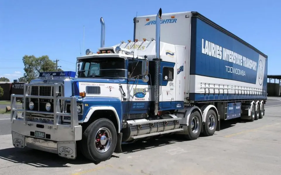 Зошто домашните камиони не ги насочуваат издувните цевки нагоре?